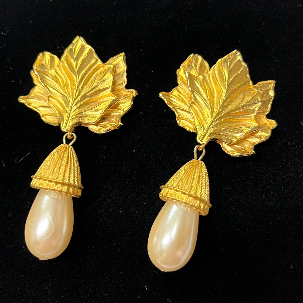 CAROLINE GRAVES VINTAGE Event Evening Gold Leaf Pearl Drop Clip-On Earrings - Picture 12 of 14